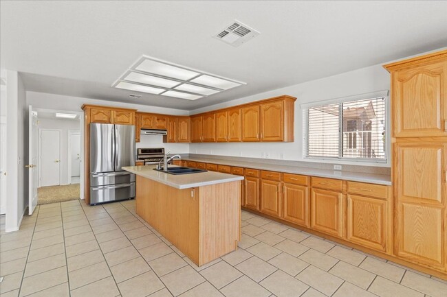 Building Photo - Large 2 Bedroom, 2 bath, unique Sun Room i...