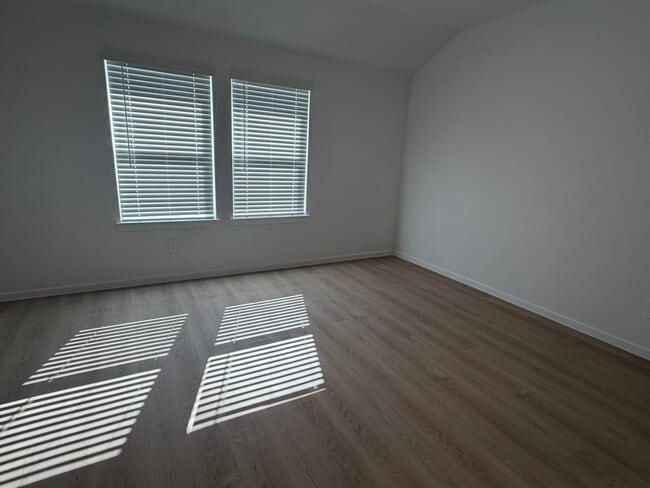 Building Photo - 523 Robin Ct