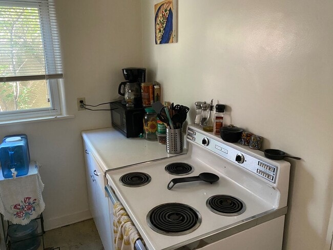 Building Photo - MONTE VISTA  NORTH/UNM 3 Bedroom 1 Bath