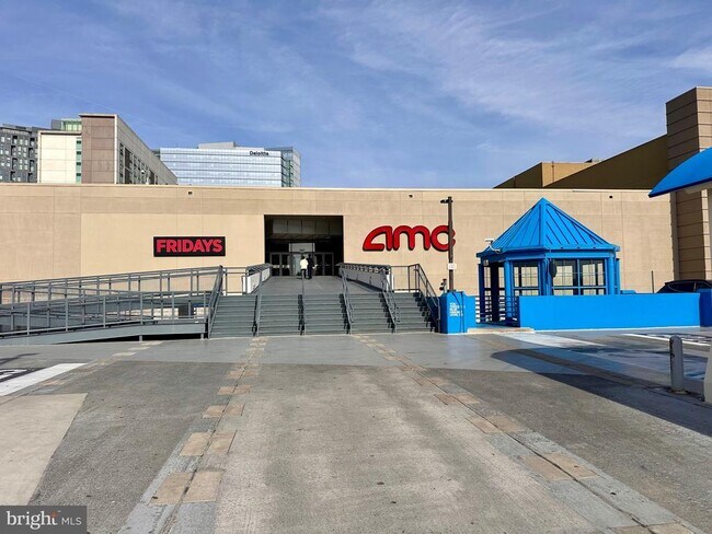 Building Photo - 2113 Chain Bridge Rd