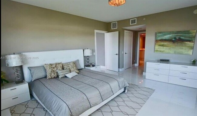 Building Photo - 14951 Royal Oaks Ln