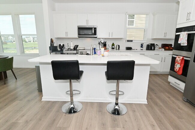 Building Photo - "Spacious 5-Bedroom Retreat with Luxurious Quartz Countertops & Fireplace on Deerberg Drive!"