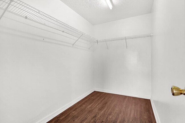 Building Photo - 2340 Commodores Club Blvd