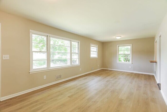 Building Photo - $1300! 3Bed/1Bath in Center Point! Available Soon! Cheers to 250 years—celebrate with limited-tim...