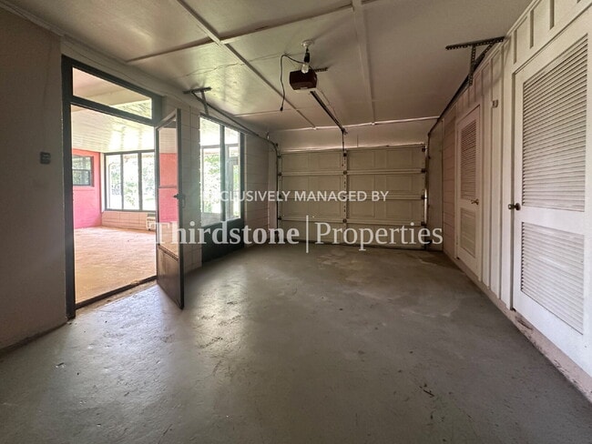 Building Photo - 1038 La Marche Dr