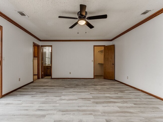 Building Photo - 3 Bed 2 bath!