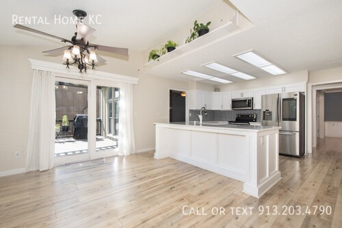Building Photo - 15730 W Locust St