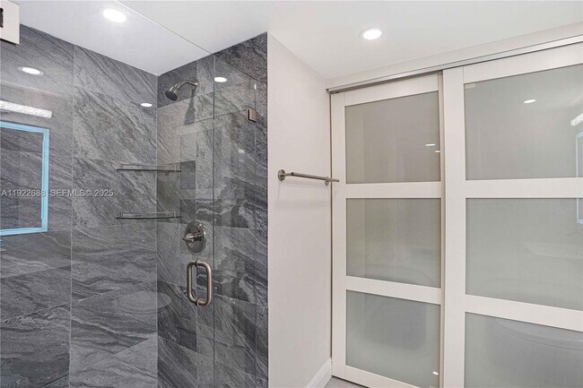 Building Photo - 3500 Mystic Pointe Dr