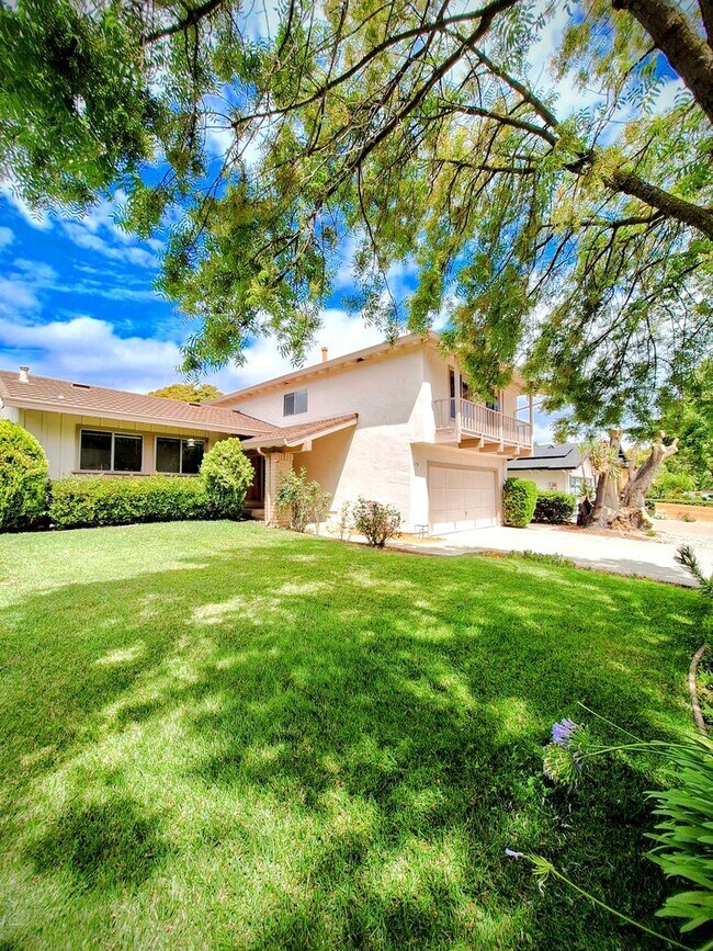 Building Photo - Spacious 4bd Tri-Level Home w/Central Heat...