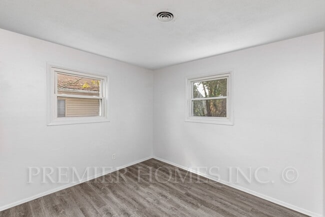 Building Photo - Charming 3-Bedroom Home with Large Fenced ...