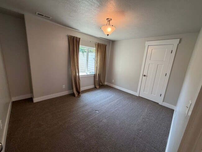 Building Photo - Spacious 6-Bedroom Home for Rent in Lehi