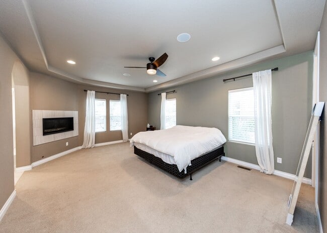 Building Photo - Stunning Flying Horse home