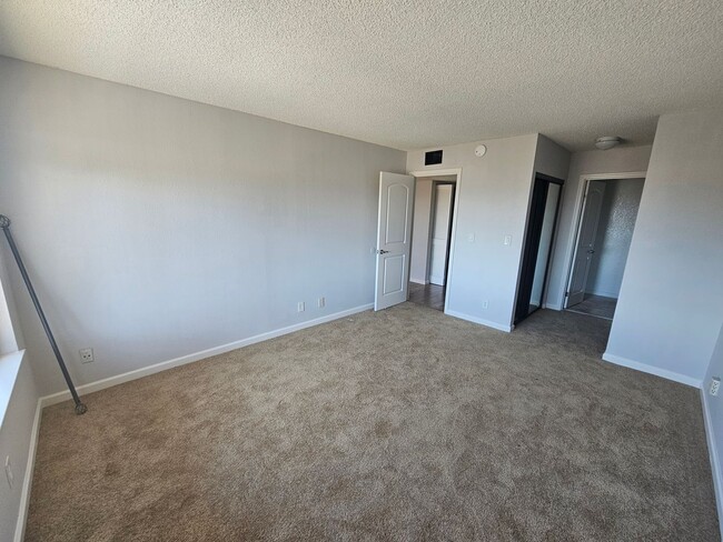 Building Photo - Updated 3 Bedroom Condo w/ Beautiful Balco...