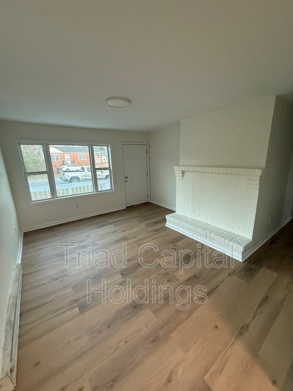 Building Photo - 704 Pine St