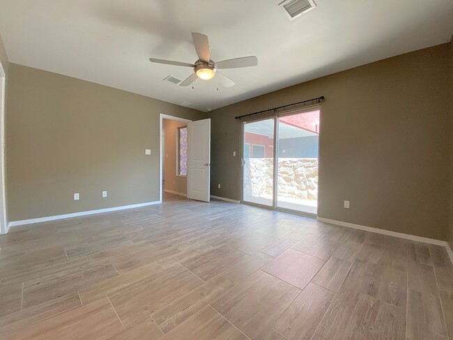 Building Photo - West El Paso 4bed/3.5bath Townhome