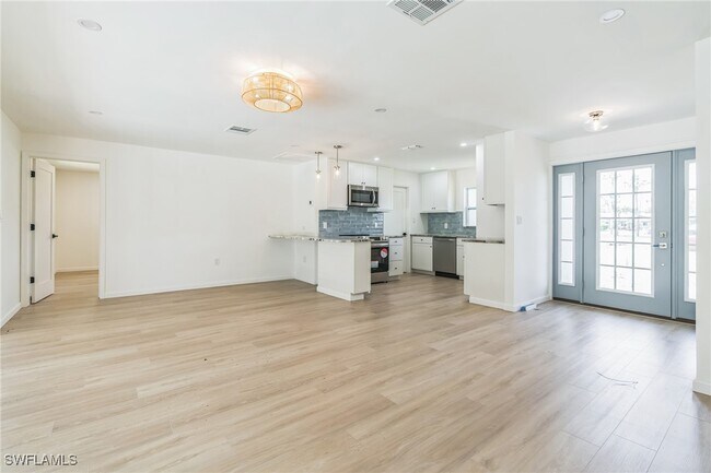 Building Photo - 13724 River Forest Dr