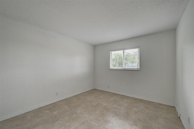 Building Photo - 2020 NE 56th St