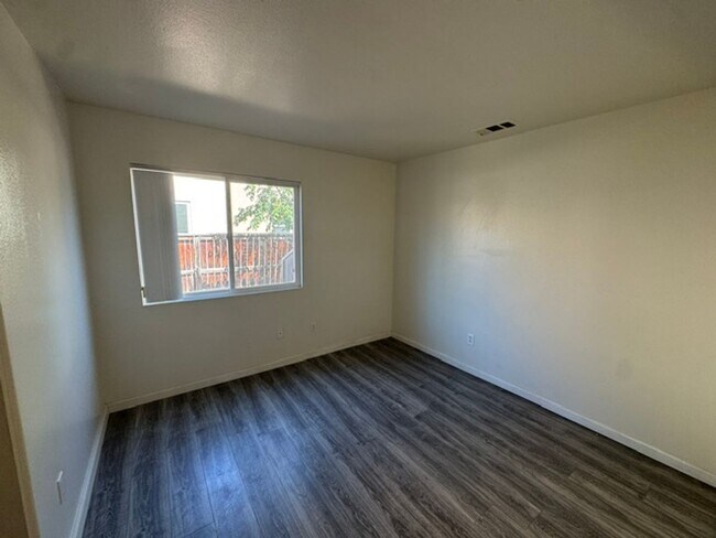 Building Photo - Beautiful home with option to expand