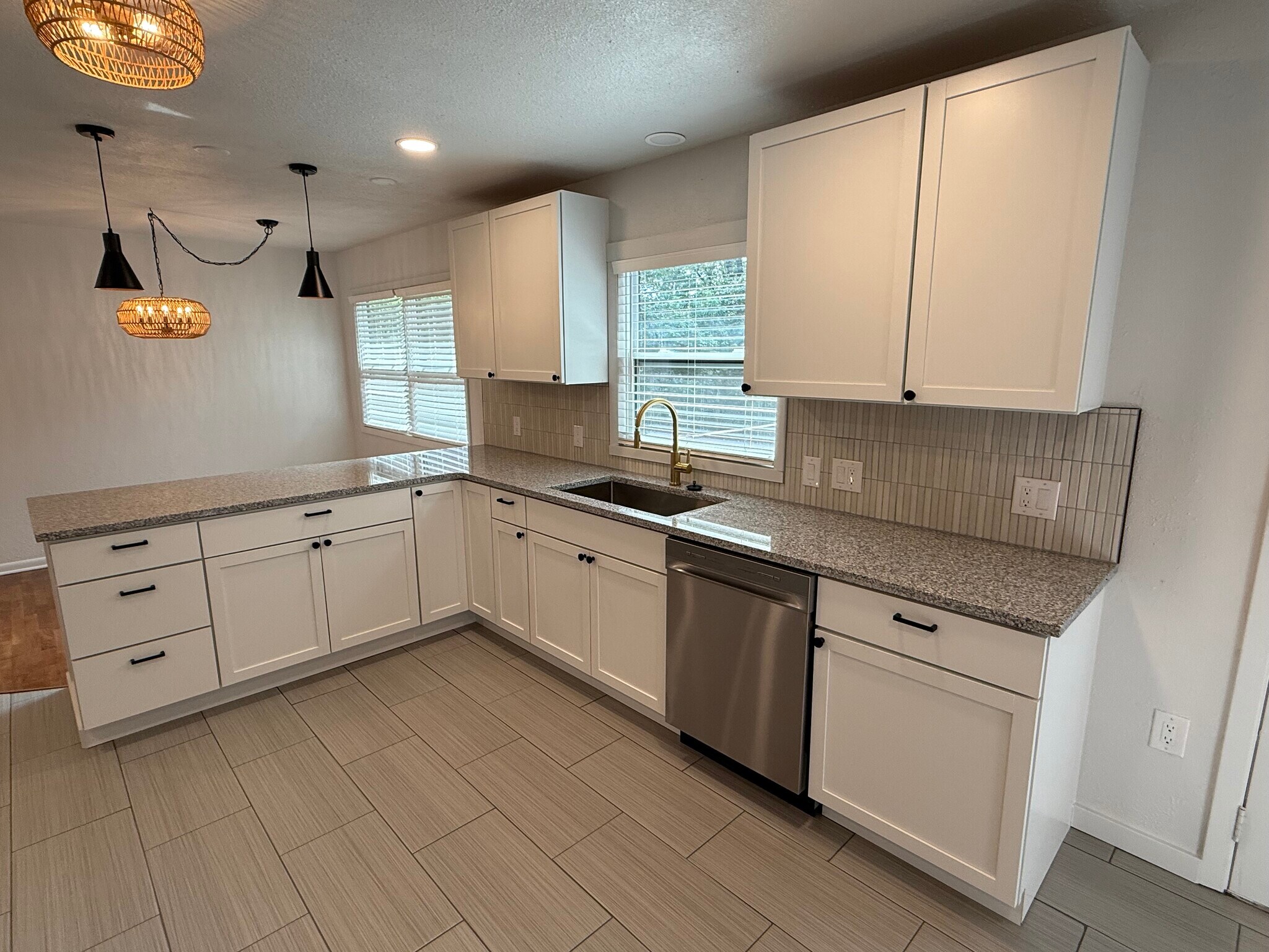 Building Photo - 3979 S Farm Road 193