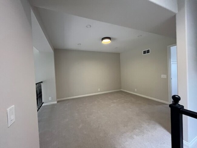 Building Photo - Luxurious Townhouse Located in the exclusi...
