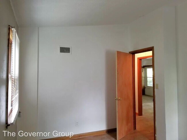 Building Photo - 2 Bedroom/1 Bathroom in Iowa City - East Side