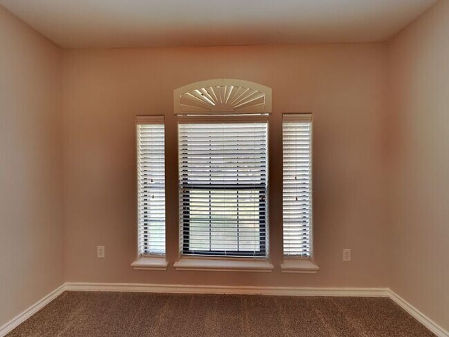 Building Photo - No Application Fees* $1000 Off 1st Month R...