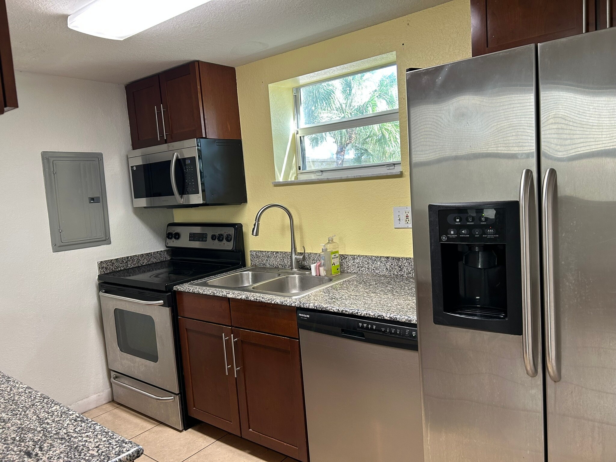 Building Photo - 8950 SW 69th Ct