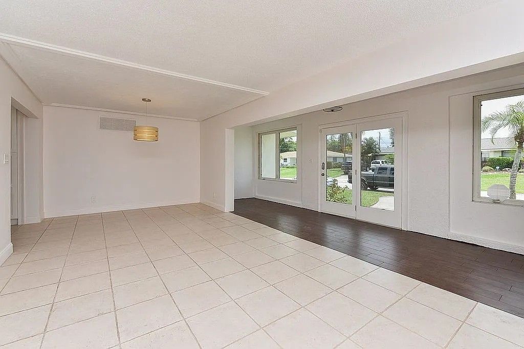 Building Photo - 2608 Sheridan Dr