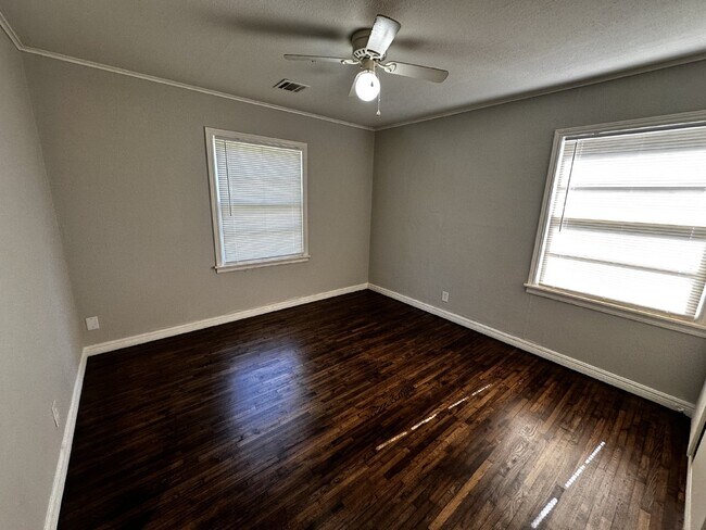 Building Photo - Charming 3-Bedroom Tulsa Home with Gleamin...