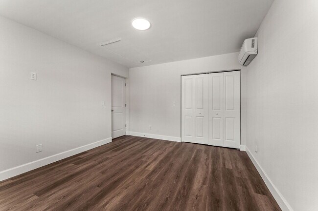 Building Photo - Charming 4-Bed with 2 Full Baths and Large...