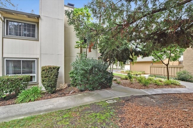 Building Photo - Fantastic 2-Bed, 2-Bath Townhouse with Pri...