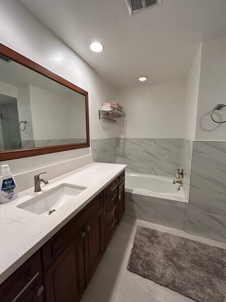 renovated main bathroom - 11911 Magnolia Blvd