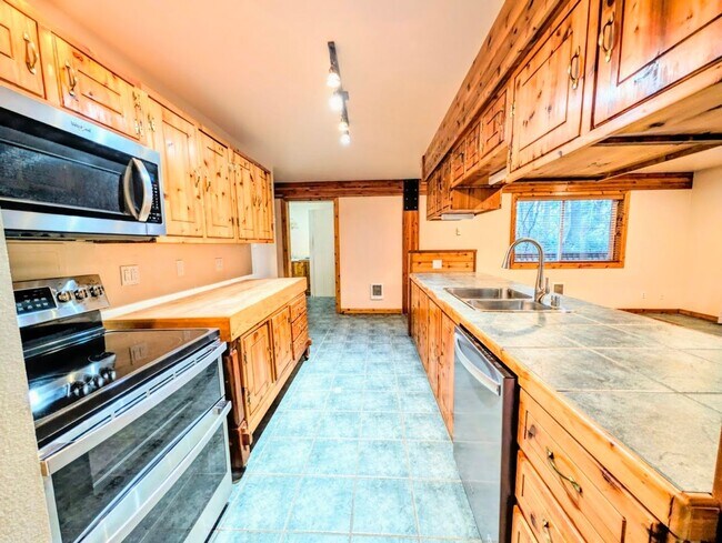 Building Photo - Cozy Northwest Living in Lake Minterwood – Spacious Home with Garage