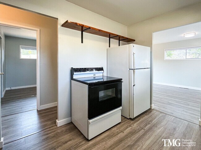 Building Photo - Remodeled Rambler for Rent! New Floors, New Bathroom, Fully Fenced Yard, Pets Welcome!