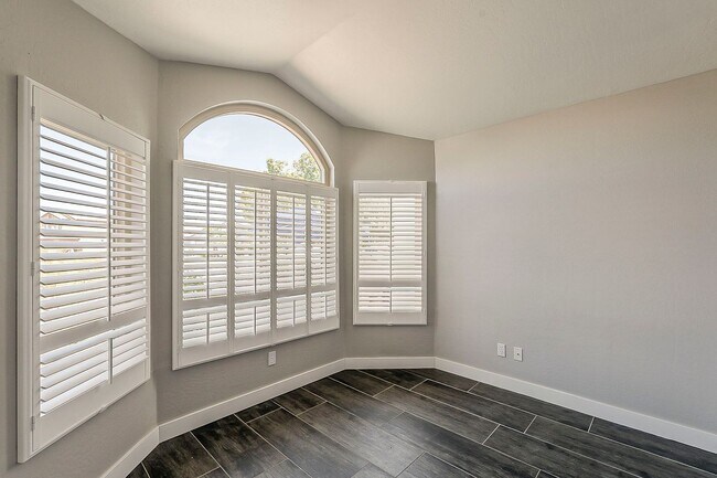 Building Photo - 4 bed, 2 bath home in Peoria