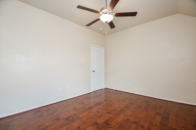 Building Photo - 5327 Laura Lee Ln