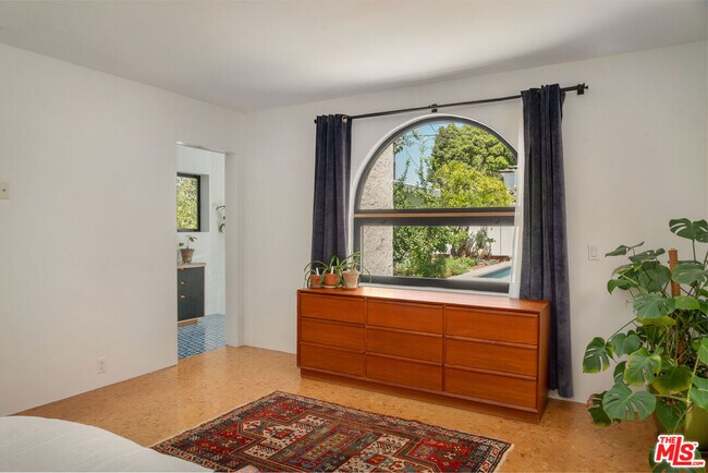 Building Photo - 630 N Alta Vista Blvd