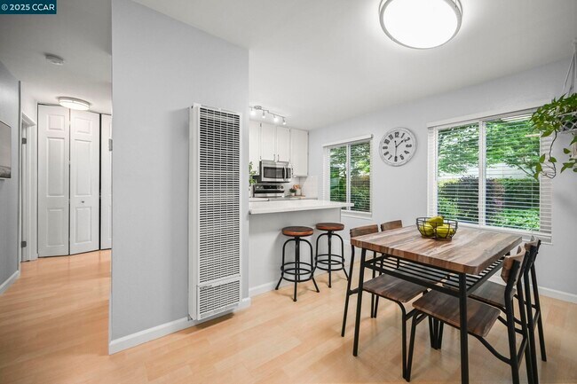 Building Photo - 2560 Walnut Blvd