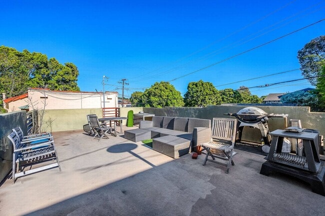 Building Photo - Santa Monica Living at its BEST!!!
