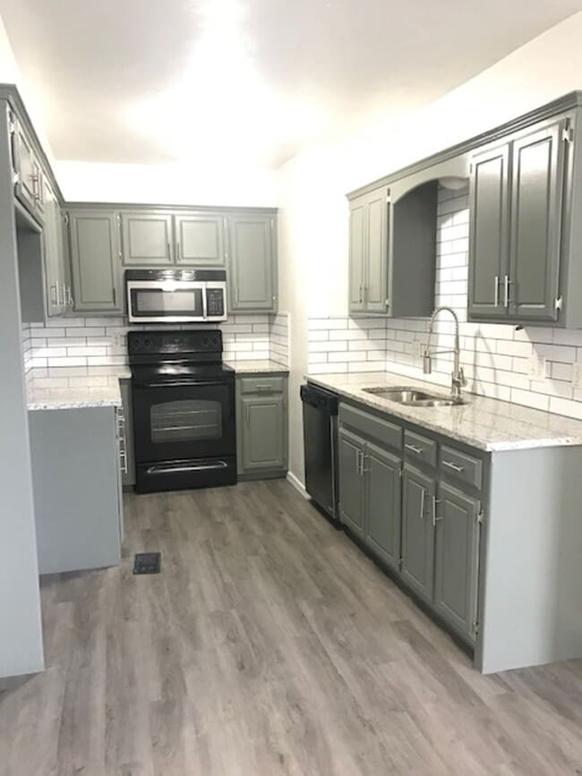 Building Photo - Completely Remodeled 2 Story Duplex - Putn...