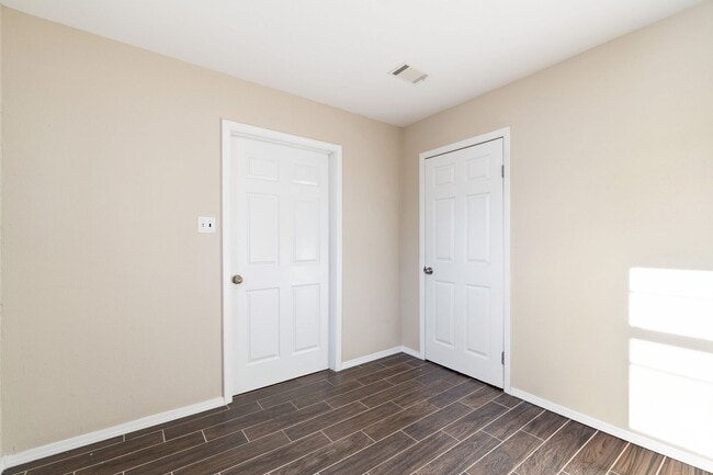 Building Photo - 909 Essex St