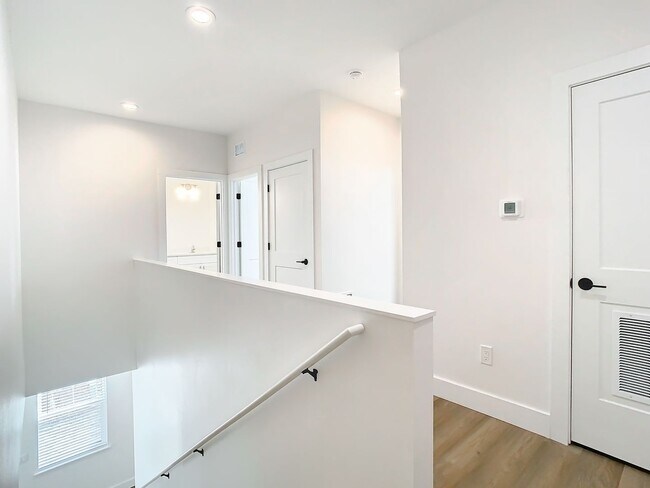 Building Photo - Brand New Constructed Townhouse in South Tampa - Available October 2024