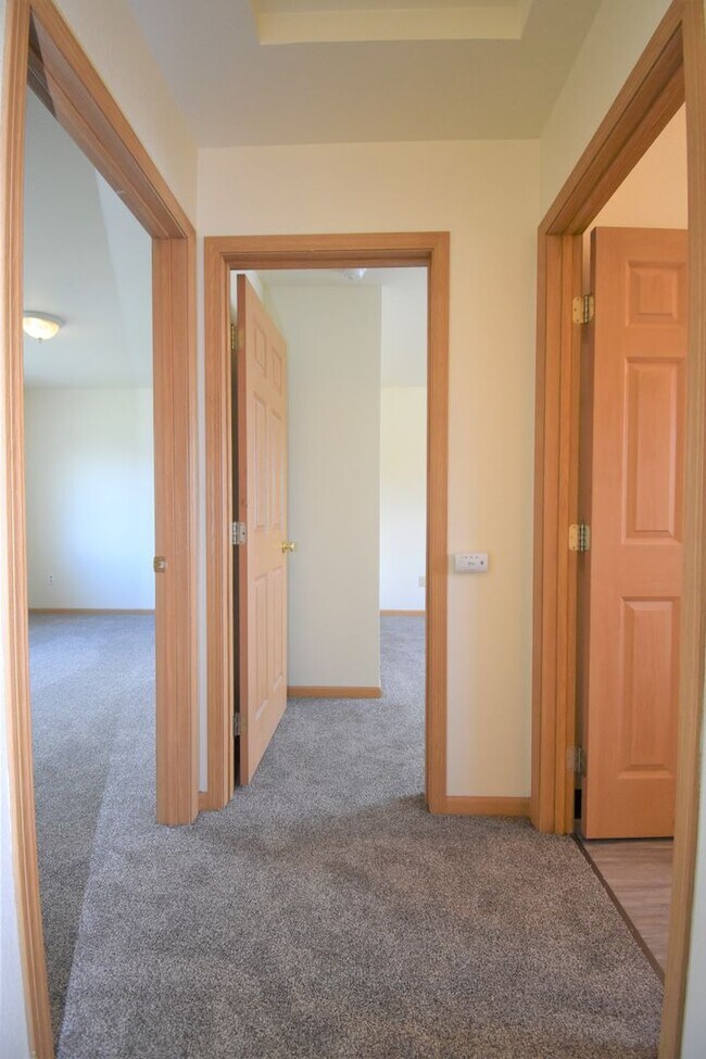 Building Photo - Townhouse style 2bed 1.5bath with attached...