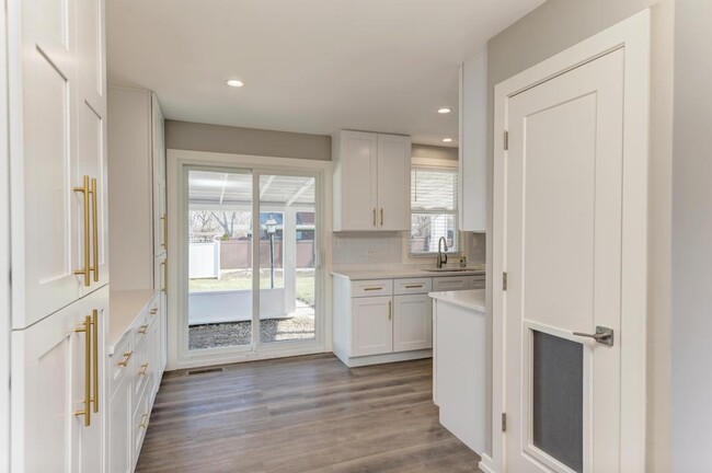 Building Photo - 935 Elmwood Ln