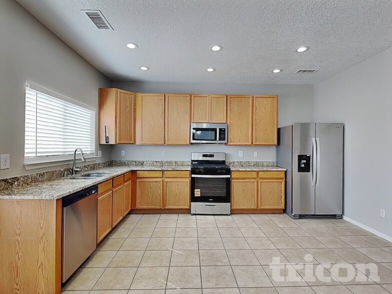 Building Photo - 5208 Clovis Ct NE