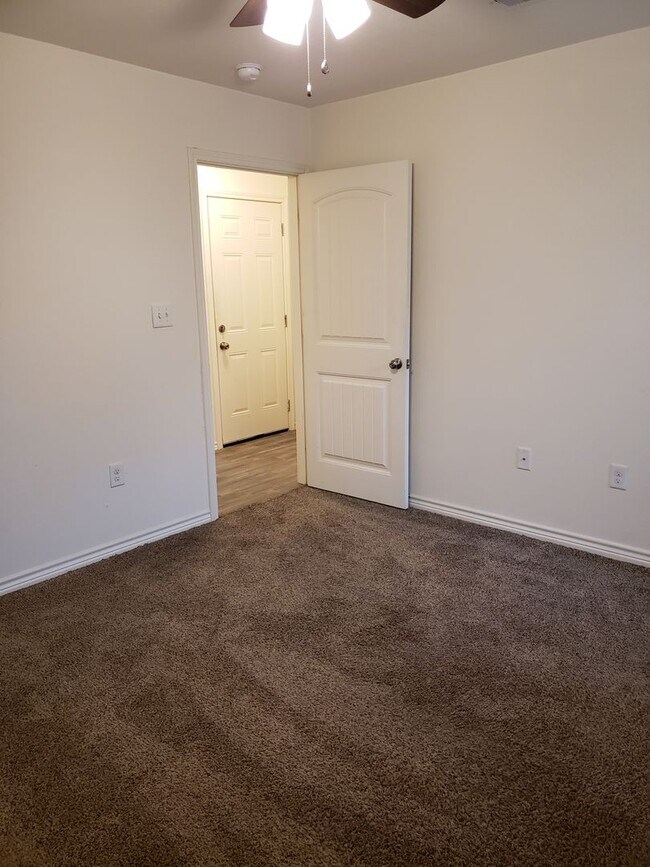 Building Photo - Spacious NISD home