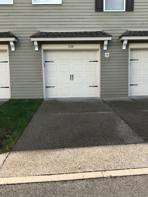 Building Photo - 2 Bed, 2 Bath Condo with Tandem Garage