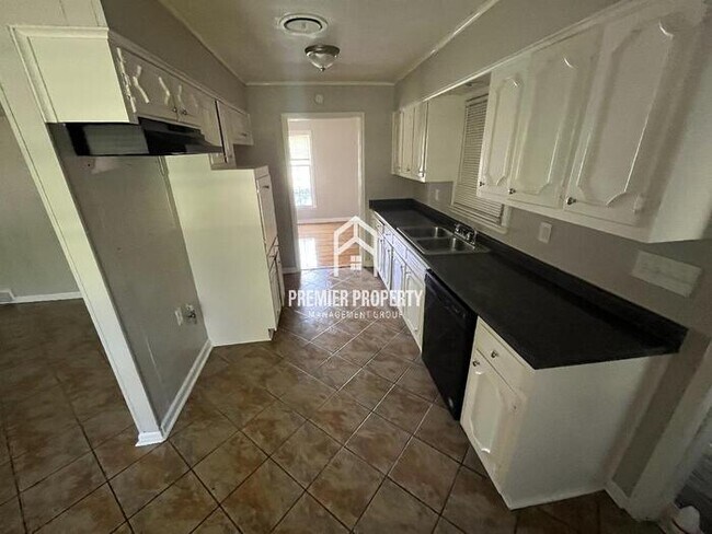 Building Photo - 2065 St James Dr