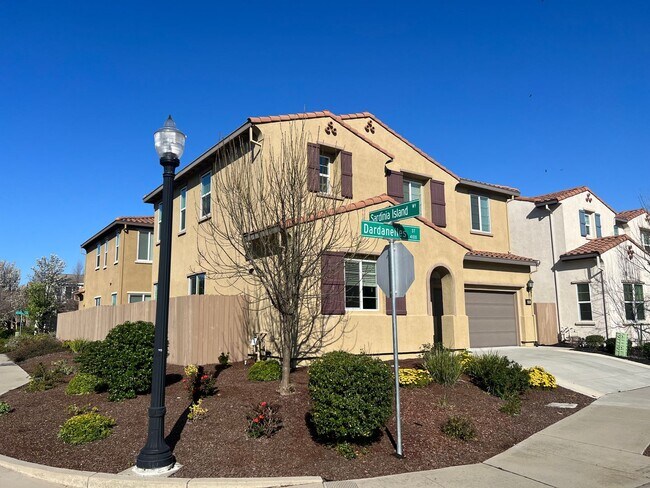 Building Photo - 3 Bedroom | 2.5 Bathroom | Sun Dance Lake ...