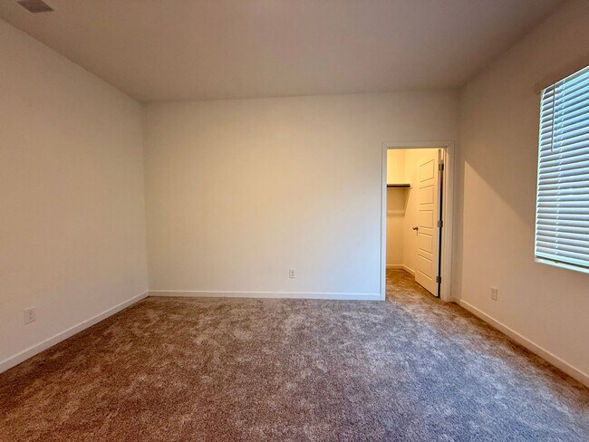 Building Photo - 4 BED 3.5 BATH 2 CAR GARAGE HOME w/ LOFT, ...